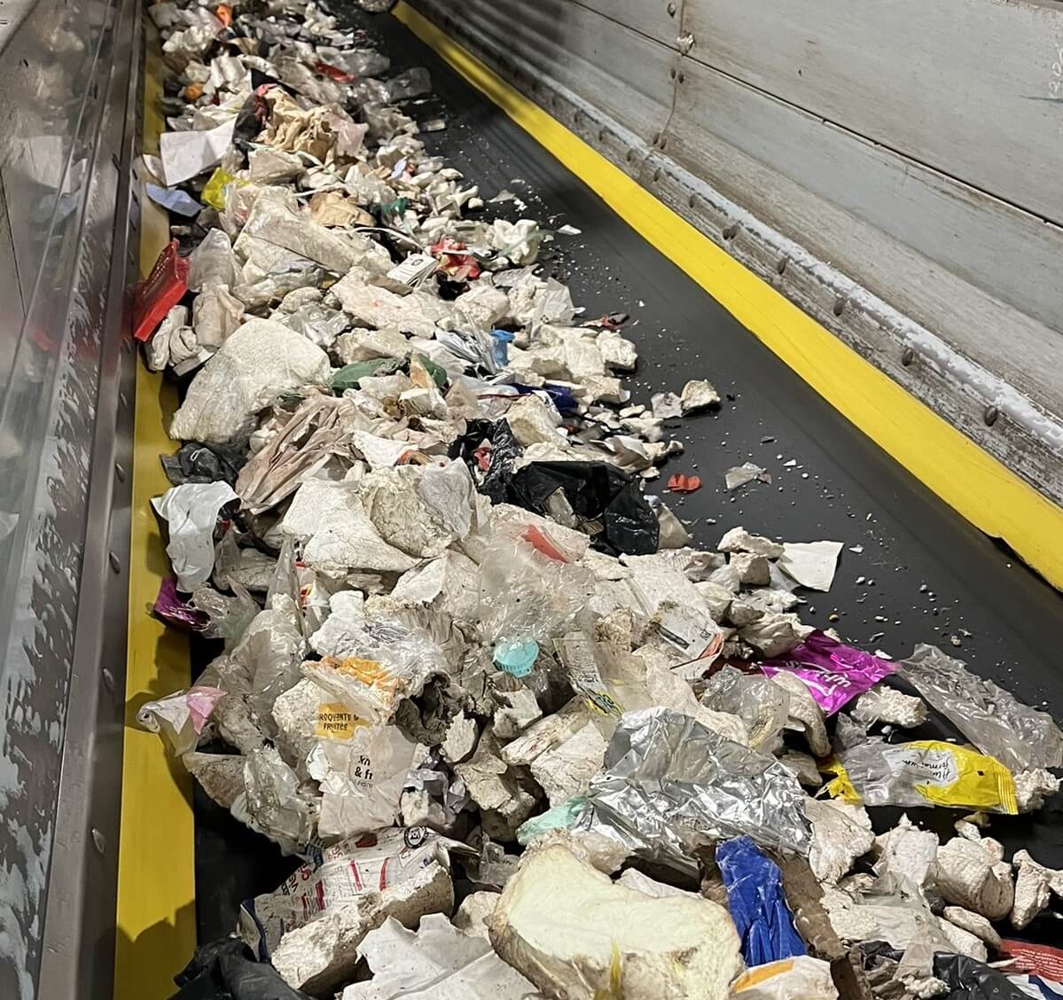 AI-assisted material detection on a conveyor belt